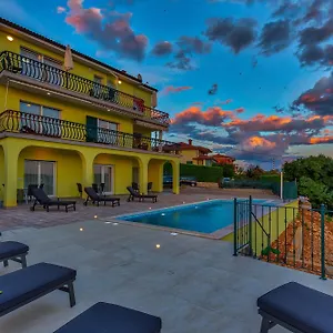 Apartment Luxury With Pool, Kostrena