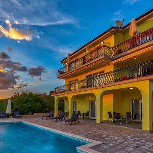 Apartment Luxury With Pool 2, Kostrena